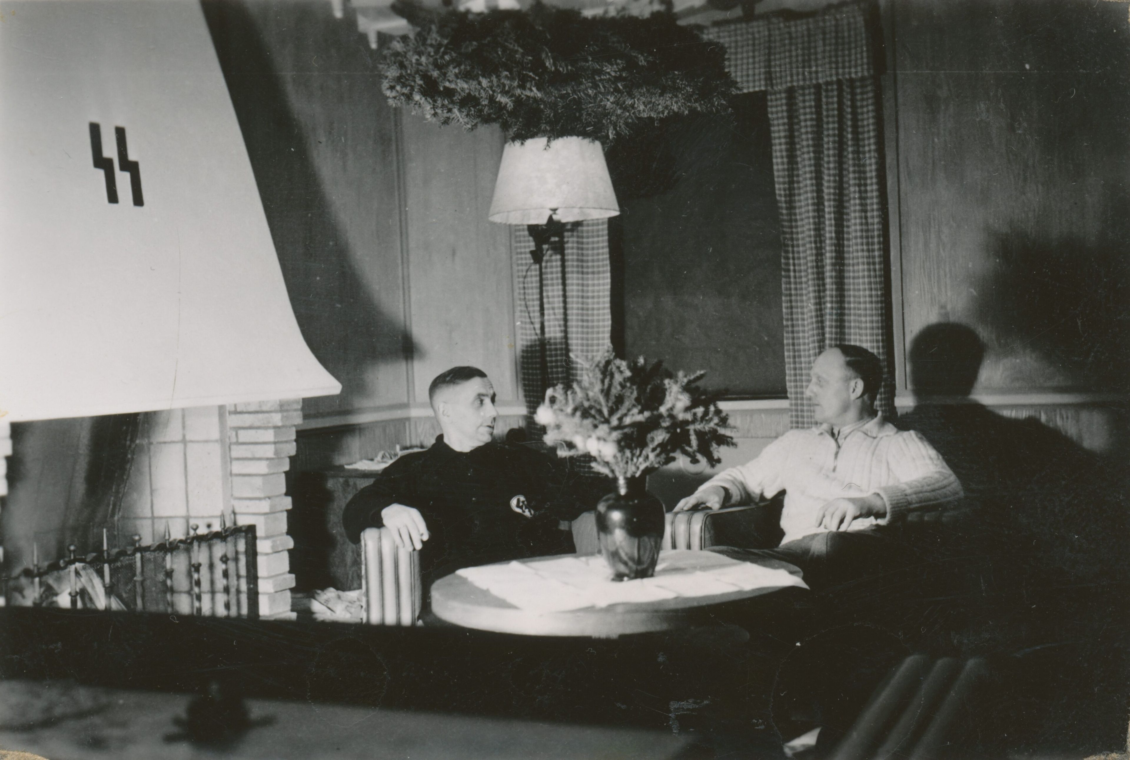 Commandant Karl Denk (links) naast zijn opvolger, Erich Weber, in de commandantswoning in Falstad; 1944/45.