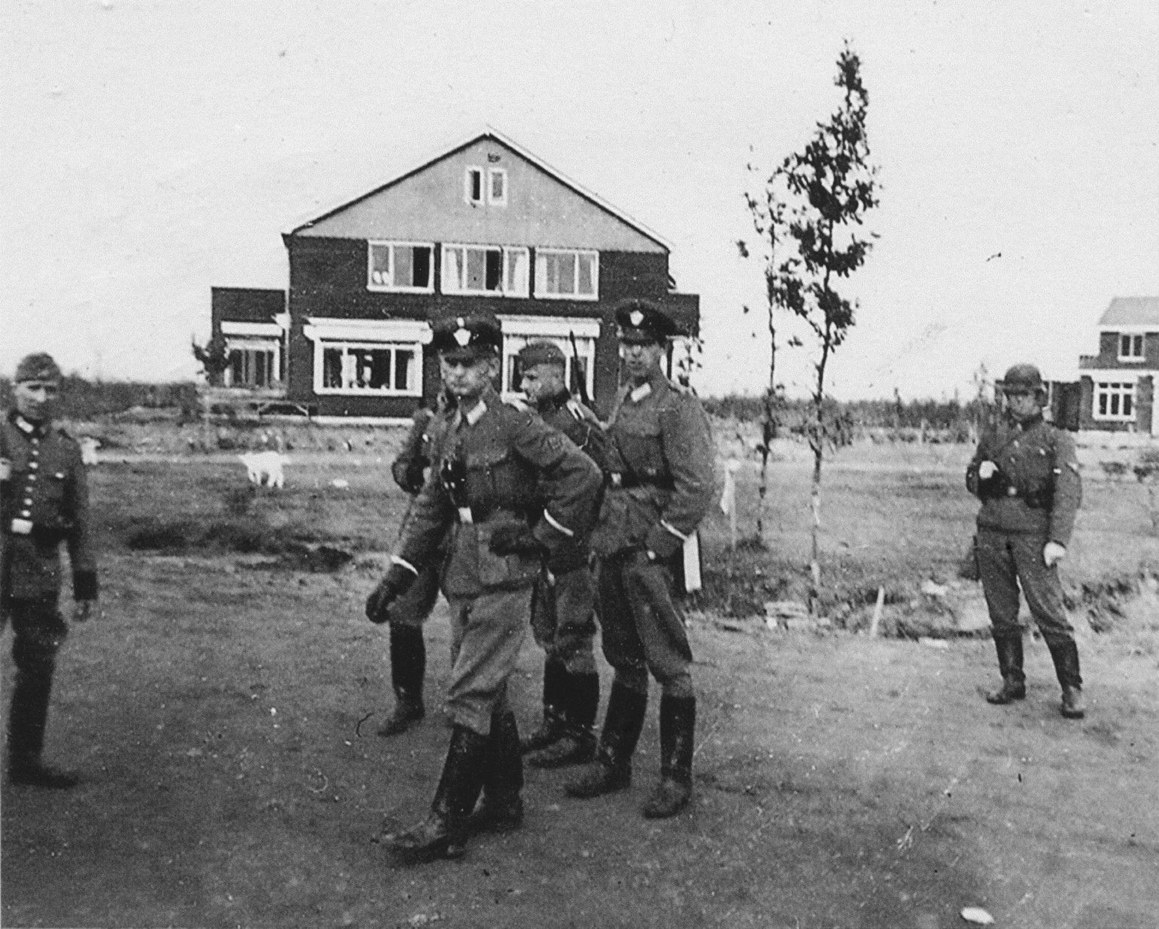 Leden van het Reserve Polizeibataillion uit Bremen voor de commandantswoning van kamp Westerbork; 2 oktober 1942