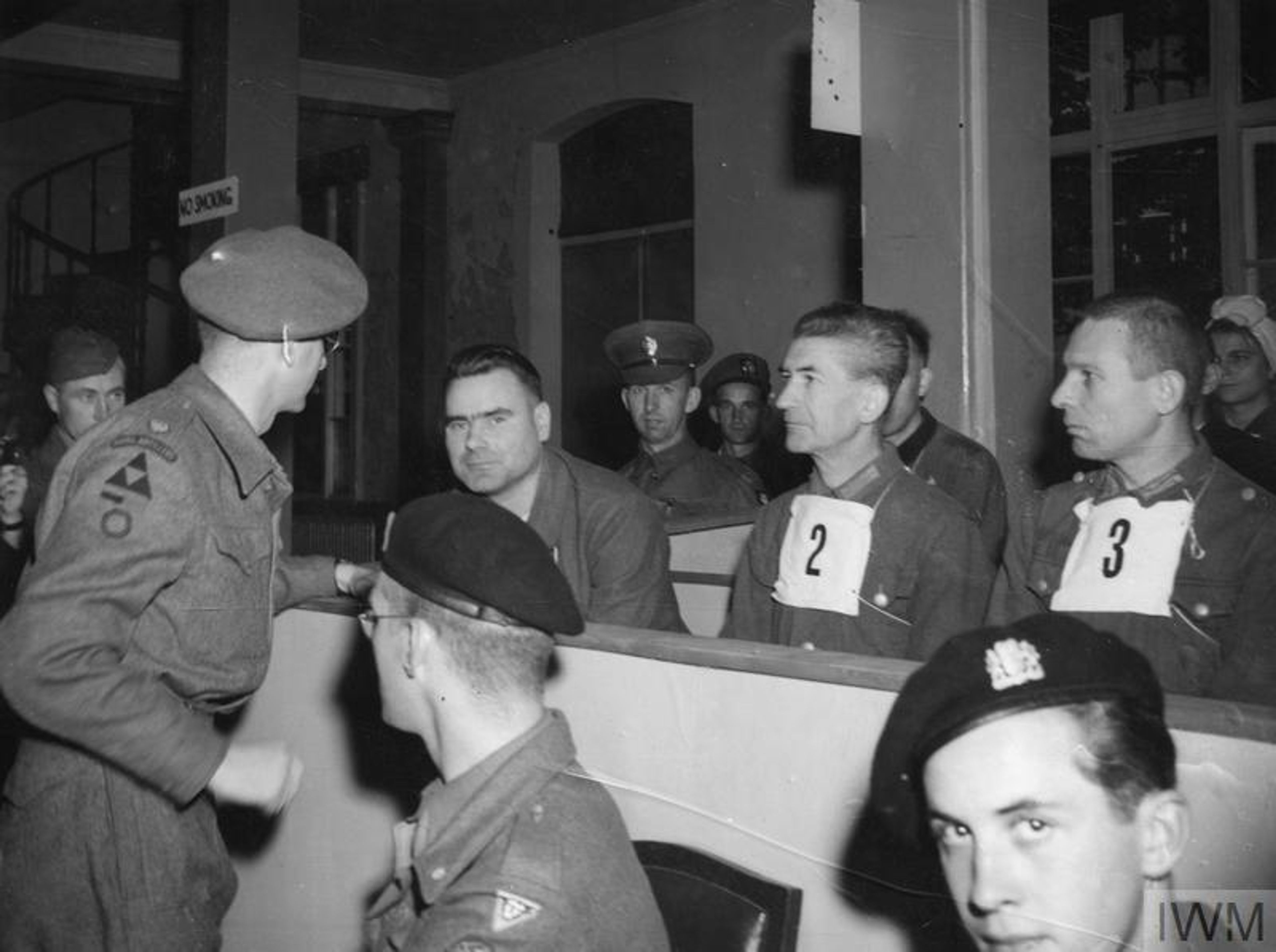 De voormalige commandant van Bergen-Belsen, Josef Kramer, zittend naast Dr. Fritz Klein, tijdens zijn proces in Lüneburg; 19 augustus 1945.